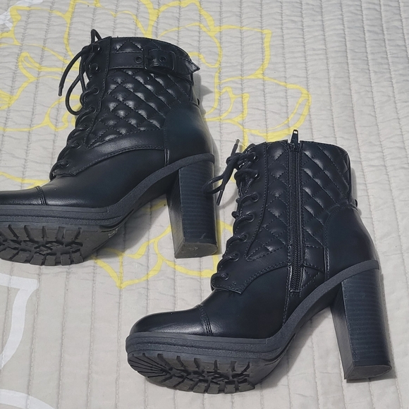 Guess boots women's size 7 - Picture 3 of 3